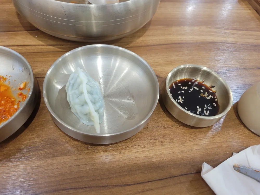 7곡 제면소에서 맛있게 식사 중인 모습